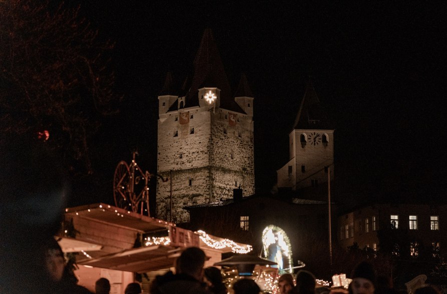 Beleuchteter Schlossturm beim Christkindlmarkt Haag, &copy; Inn-Salzach Tourismus