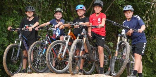 Junge Radfahrer auf dem Pumptrack in Perach, © ILE-Holzland