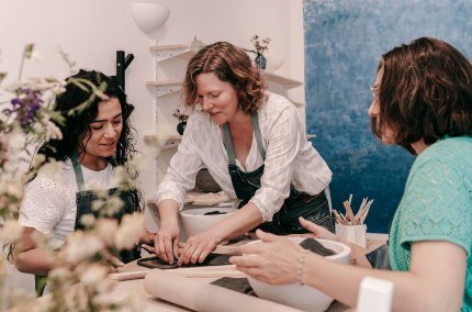 Drei Frauen beim T&ouml;pfern, &copy; Lisa Franz