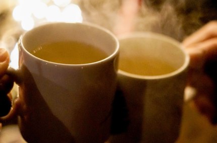 Glühweintrinken am Christkindlmarkt, © Inn-Salzach Tourimus