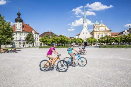 Radeln auf dem Kapellplatz in Altötting, © Inn-Salzach Tourismus