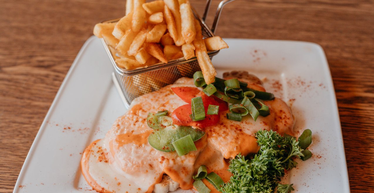 Teufelstoast mit Pommes auf Teller serviert, &copy; Inn-Salzach Tourismus