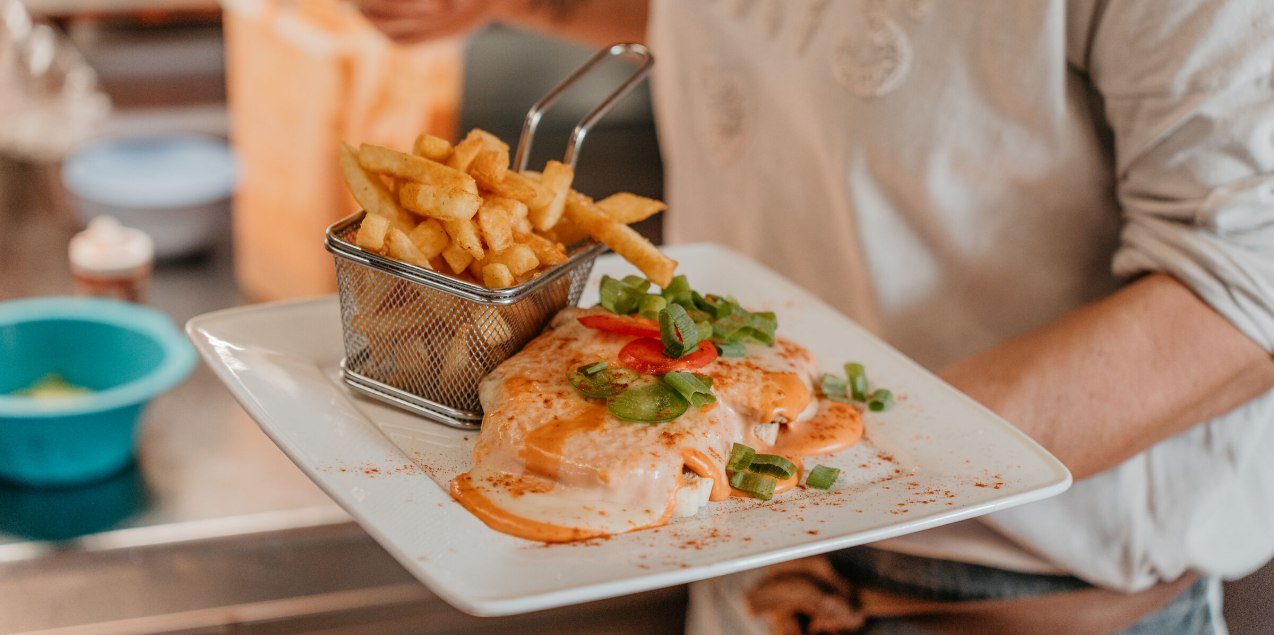 Teufelstoast mit Pommes wird serviert, © Inn-Salzach Tourismus