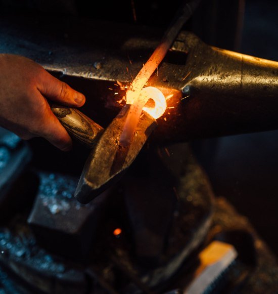 Eisen bearbeiten mti Hammer, &copy; Inn-Salzach Tourismus