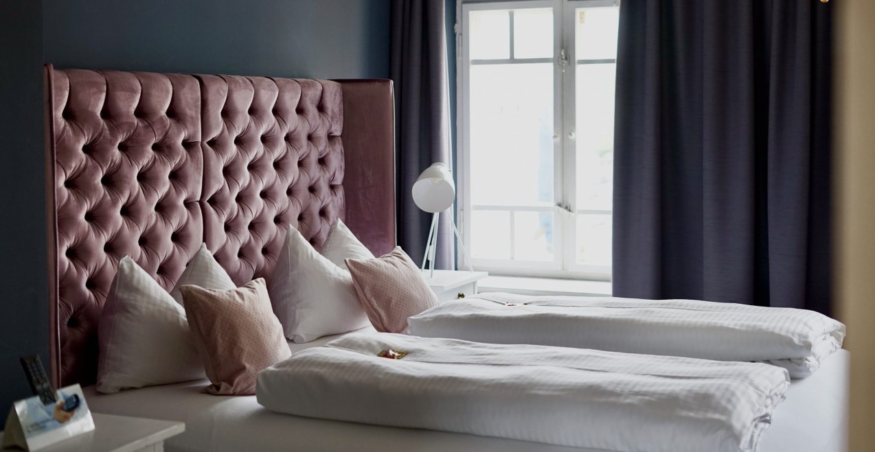 Turmsuite Bett Hotel M&uuml;hldorf, &copy; Hotel M&uuml;hldorf