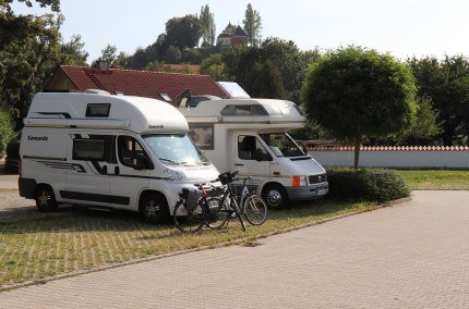 Zwei Wohnmobile auf dem Wohnmobilstellplatz in Kraiburg a. Inn, &copy; Inn-Salzach Tourismus