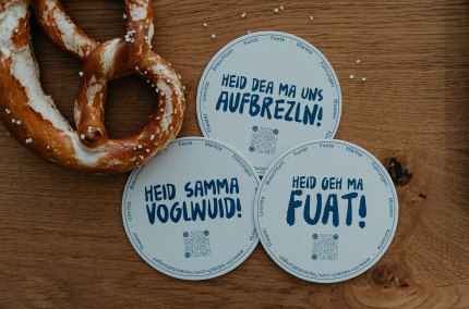 Bierdeckel mit bayerischem Spruch „Aufbrezeln&quot;, © Inn-Salzach Tourismus
