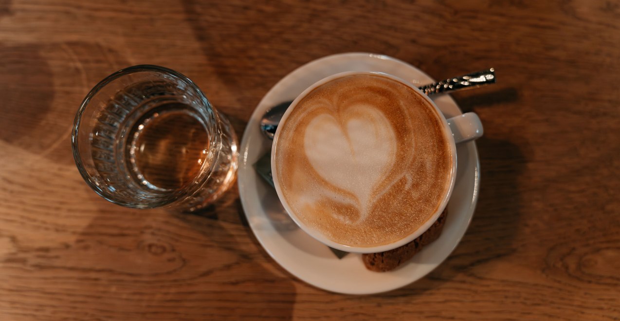 Cappuccino und ein Glas Wasser dazu, &copy; Inn-Salzach Tourismus