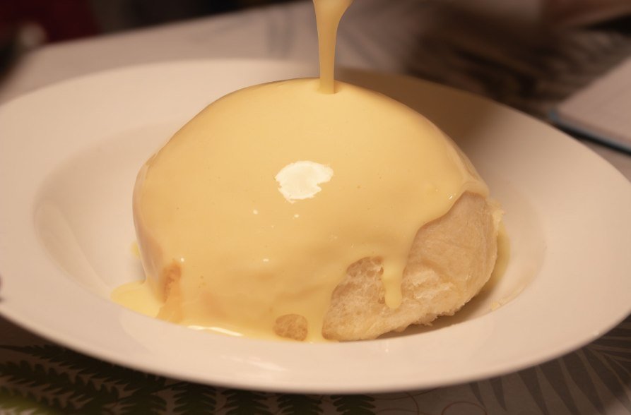 Vanillesoße auf Dampfnudel, © Inn-Salzach Tourismus