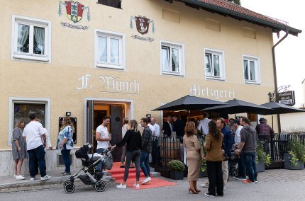 Feier vorm Gasthaus Münch Pleiskirchen, © Gasthaus Münch