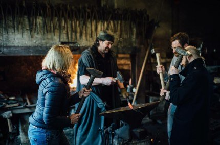 4 Personen schmieden zusammen