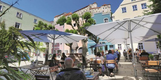 altstadt-bichl-biergarten-mit-sonnenschirmen