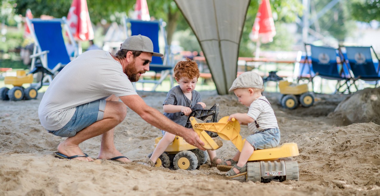 Spielen im Sandkasten im Wildfreizeitpark Oberreith, © Inn-Salzach Tourismus