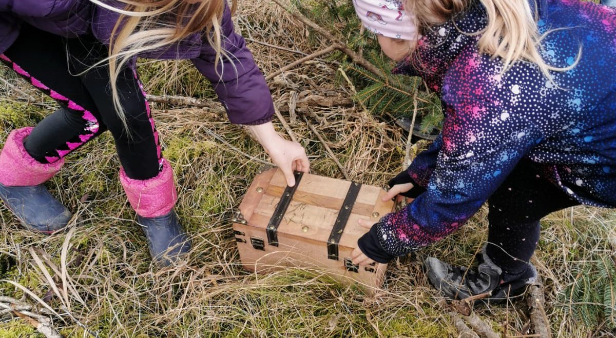 Kinder finden eine Schatztruhe, &copy; Alzsteg Alpakas