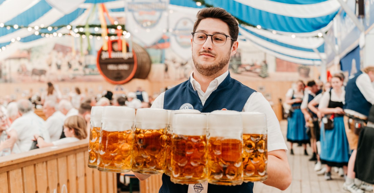Kellner auf der Alt&ouml;ttinger Hofdult, &copy; Tourismusverband Inn-Salzach