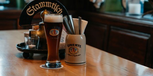 Unertl Weißbier auf dem Stammtisch des Bräustüberls, © Inn-Salzach Tourismus