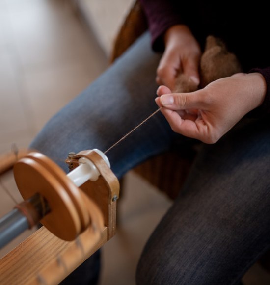 Spinnkurs bei Katrin Gartmeier bei der Niedergerner Alpaka Ranch, © Inn-Salzach Tourismus