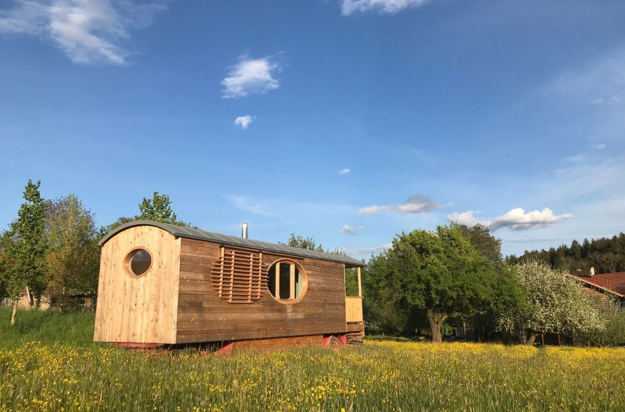 Tiny House auf der Blumenwiese beim AmVieh Theater in Schwindegg, © AmVieh Theater