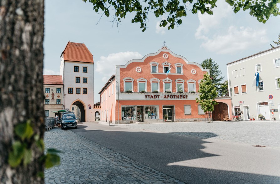 Der Stadtplatz Neumarkt-Sankt Veit mit Stadttor, &copy; Inn-Salzach Tourismus