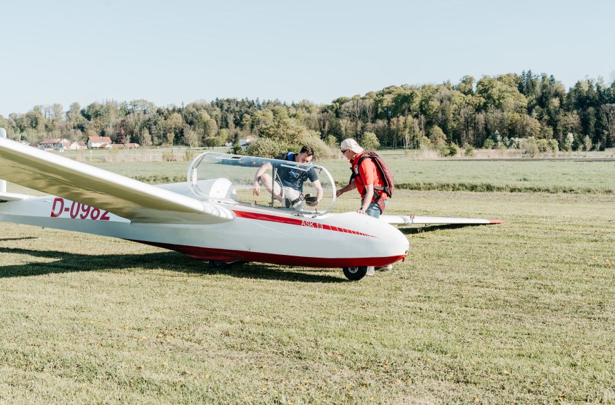 Pilot und Begleiter steigen in ein Segelflugzeug, &copy; Inn-Salzach Tourismus