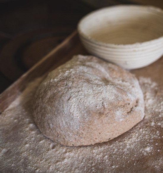 Brotteig auf Arbeitsfläche, © Inn-Salzach Tourismus