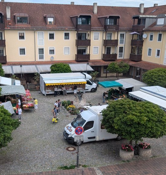 Marktst&auml;nde auf dem Wochenmarkt in Garching, &copy; Gemeinde Garching a. d. Alz