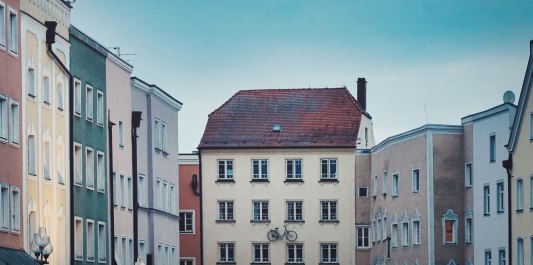 Rad an der Außenfassade des Hotels Mühldorf, © Hotel Mühldorf