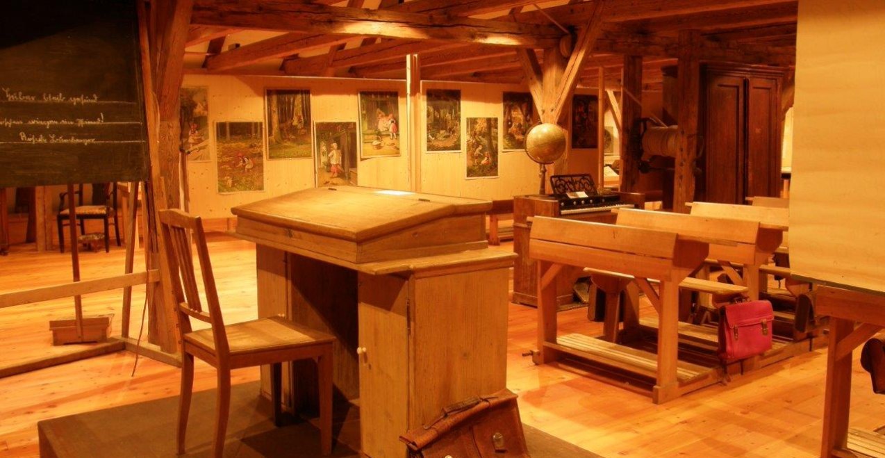 Schulbänke im Schulmuseum Neumarkt-St Veit, © Verwaltungsgemeinschaft Neumarkt-Sankt Veit