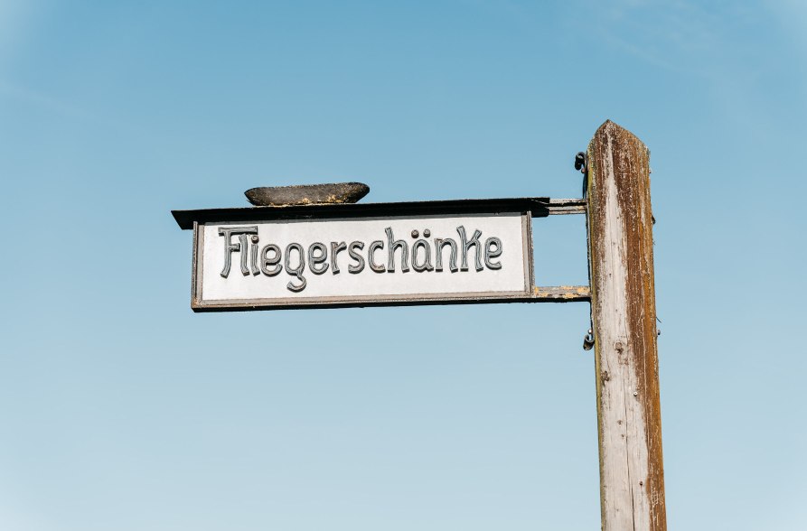 Schild Fliegersch&auml;nke am Flugplatz Alt&ouml;tting, &copy; Inn-Salzach Tourismus