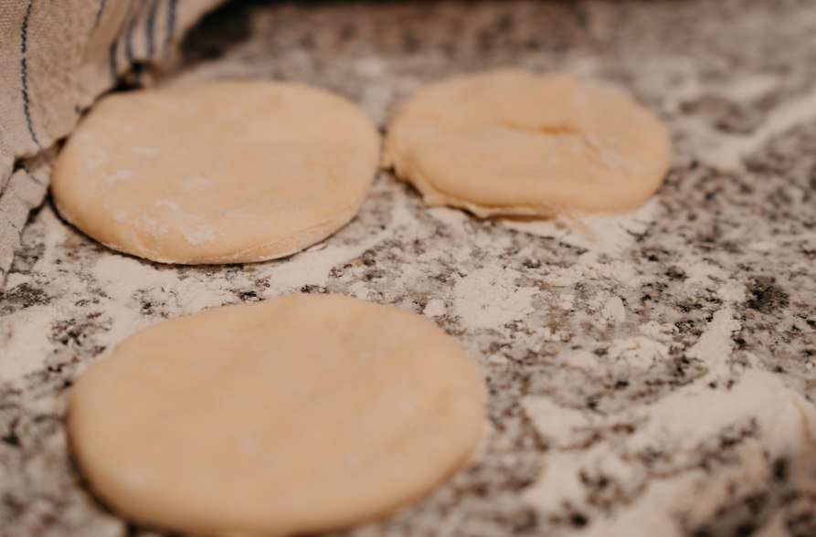 Der Teig wird rund ausgestochen und geht beim Backen rund auf., © Inn-Salzach Tourismus