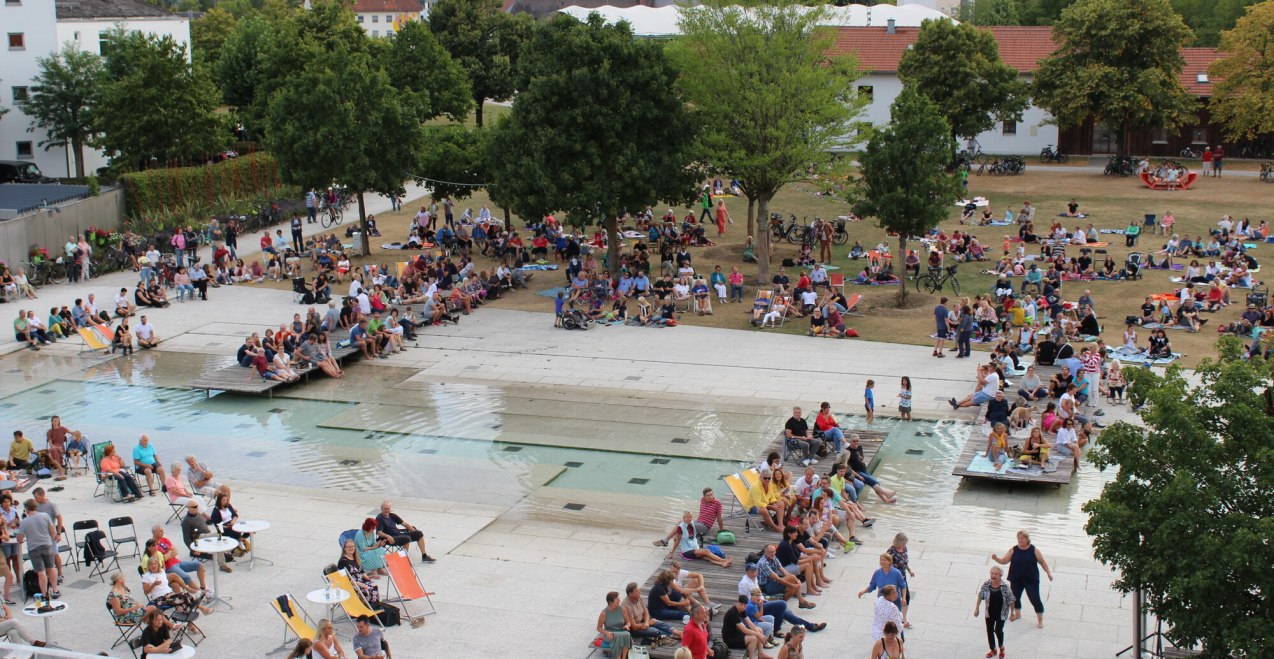 G&auml;ste genie&szlig;en den Musiksommer am Wasserplatz Burghausen, &copy; Stadt Burghausen