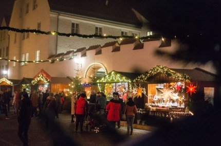 Besucher bei Nacht am Christkindlmarkt Mühldorf a. Inn, © Inn-Salzach Tourismus