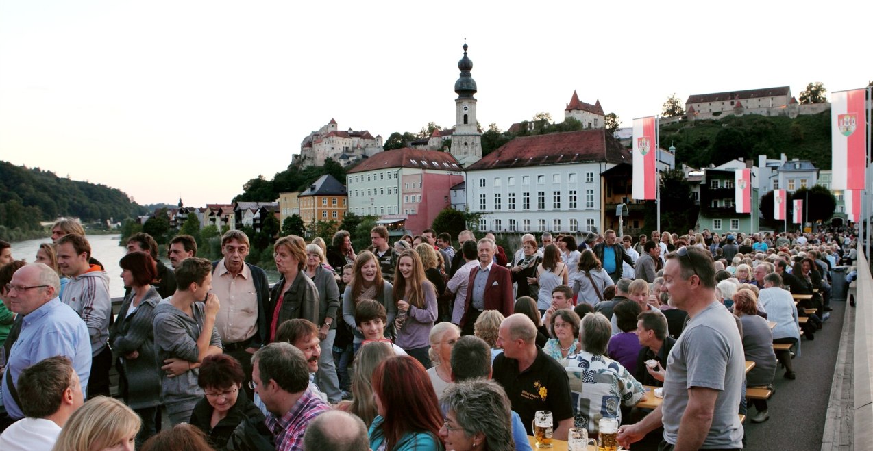 Zahlreiche Besucher auf der Salzachbr&uuml;cke bei Br&uuml;ckenfest Burghausen, &copy; Burghauser Touristik