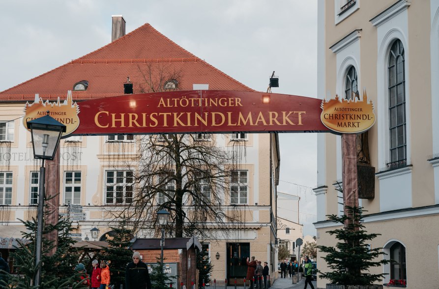 Eingang zum Christkindlmarkt Alt&ouml;tting, &copy; Inn-Salzach Tourismus