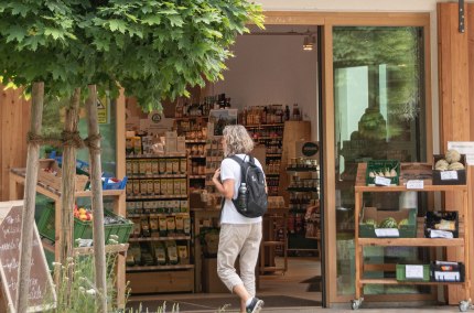Frau betritt den M&uuml;hlenladen der Bruckmayer M&uuml;hle in Alt&ouml;tting, &copy; Inn-Salzach Tourismus