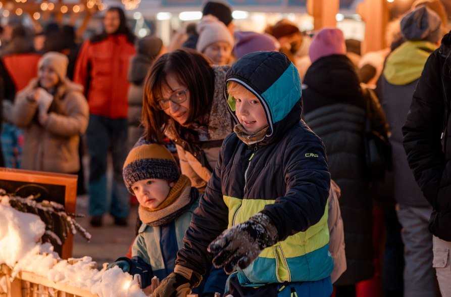 Familie besucht den Aschauer Christkindlmarkt, © Inn-Salzach Tourismus