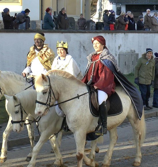 Hl. Drei Könige reiten beim Stephanie-Umritt in Erharting auf Pferden, © Josef Padlesak