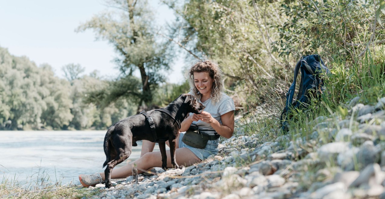 Hund und Frau am Inn, &copy; Inn-Salzach Tourismus