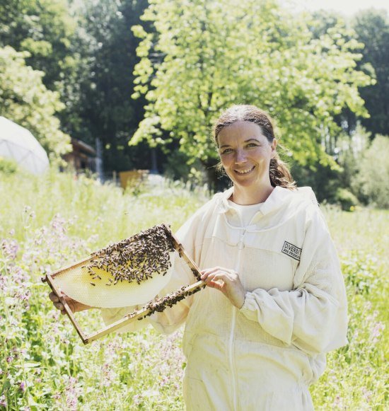 Margot Erber mit Ihren Bienen, &copy; Margot Erber