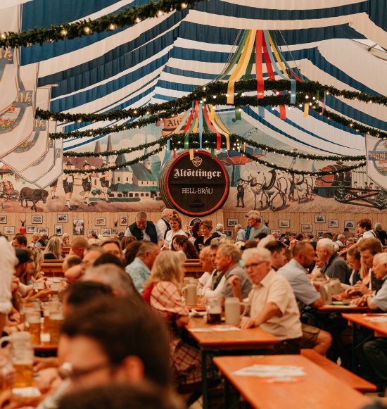 Besucher im Festzelt der Hofdult Alt&ouml;tting, &copy; Inn-Salzach Tourismus