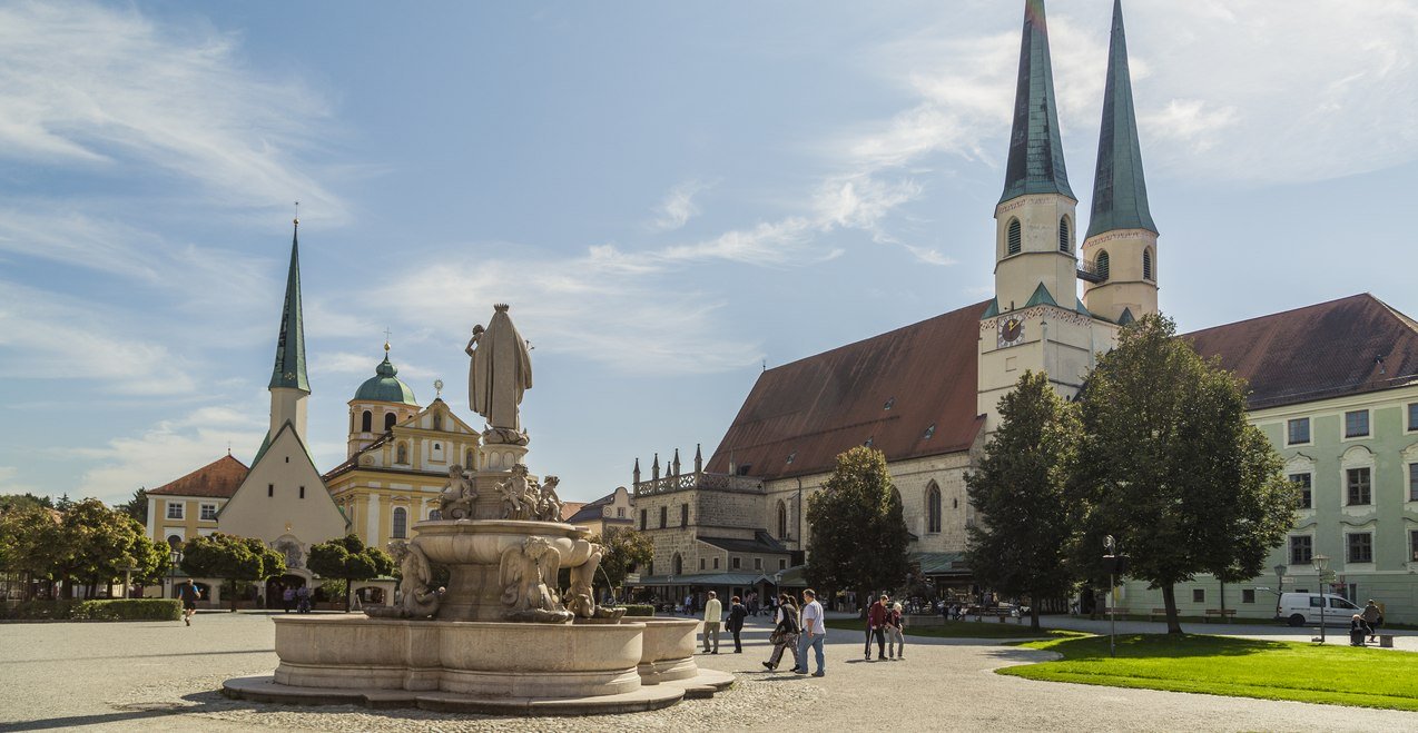 Altötting Kapellplatz mit Gnadenkapelle, © Inn-Salzach Tourismus