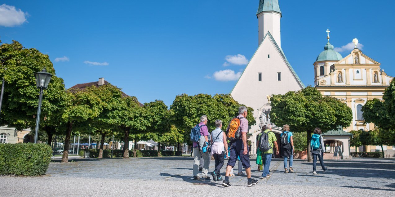Pilger auf dem Weg in die Gnadenkapelle, © Inn-Salzach Tourismus