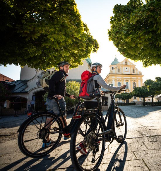 Radfahrer Altötting Kapellplatz, © Inn-Salzach Tourismus