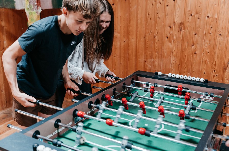 Kinder spielen Kickerkasten bei Camping am Marktler Badesee, &copy; Inn-Salzach Tourismus