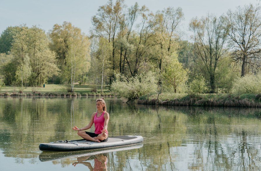 Frau macht SUP-Yoga auf dem Peracher Badesee, &copy; Inn-Salzach Tourismus