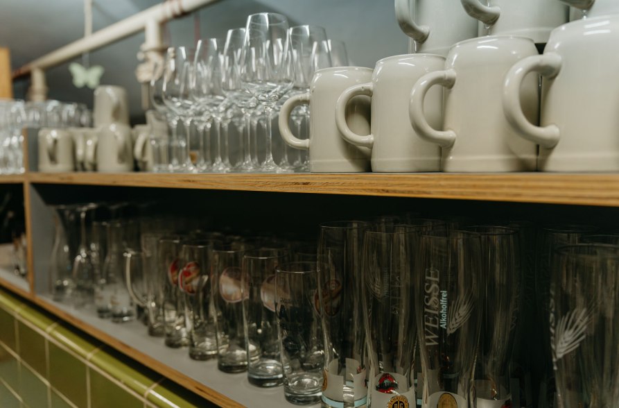 Bierkr&uuml;ge und Gl&auml;ser in einem Regal, &copy; Inn-Salzach Tourismus