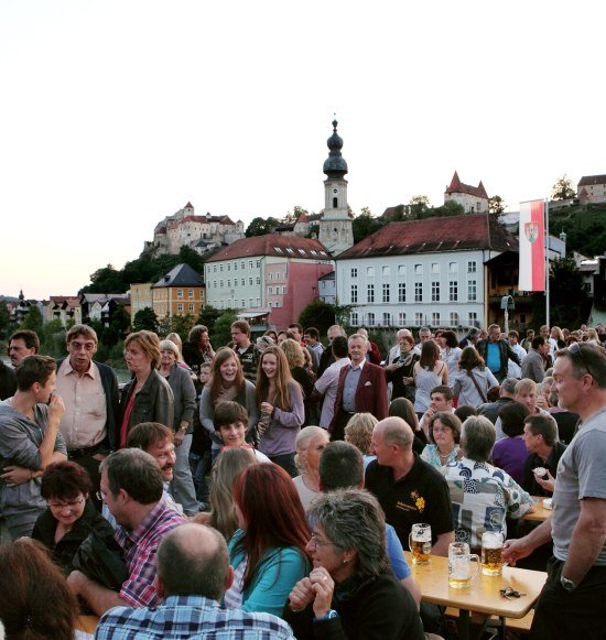 Zahlreiche Besucher auf der Salzachbr&uuml;cke bei Br&uuml;ckenfest Burghausen, &copy; Burghauser Touristik