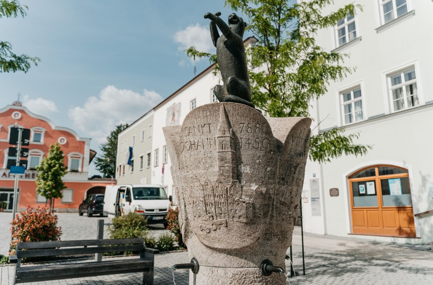 Pantherbrunnen mit Baudenkm&auml;lern Neumarkt-St. Veit, &copy; Inn-Salzach Tourismus