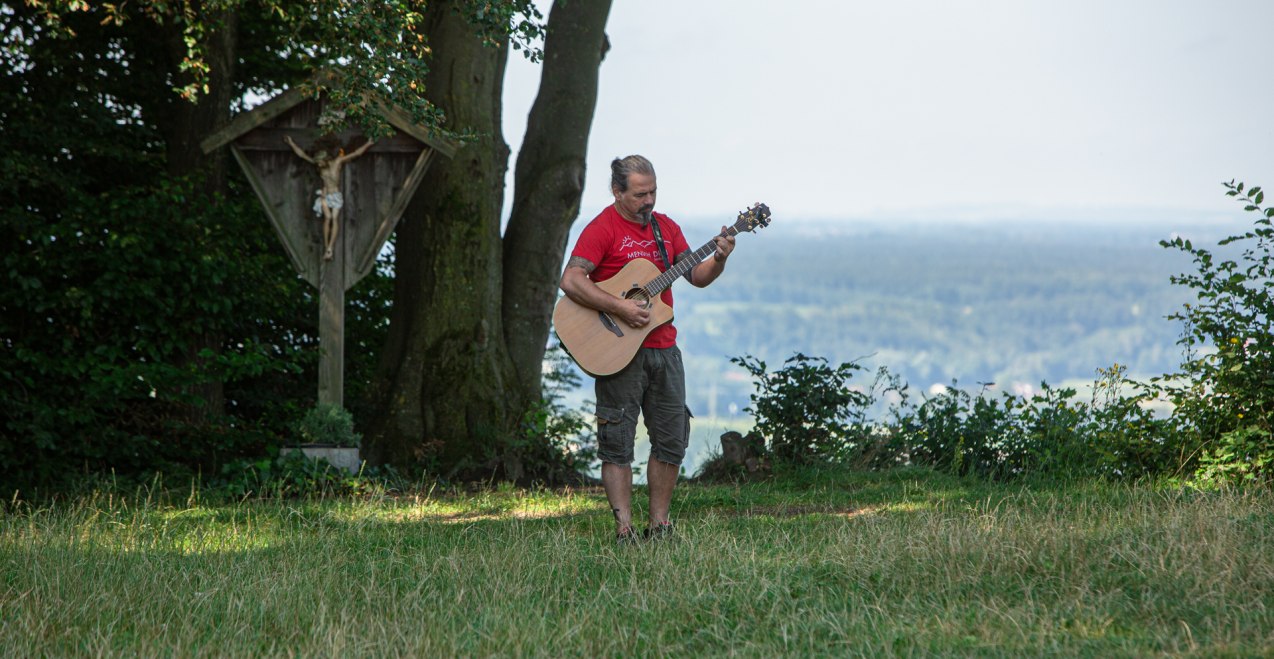 Alfons Hasenknopf beim Jodeln in der Natur, &copy; Wolfgang Gasser