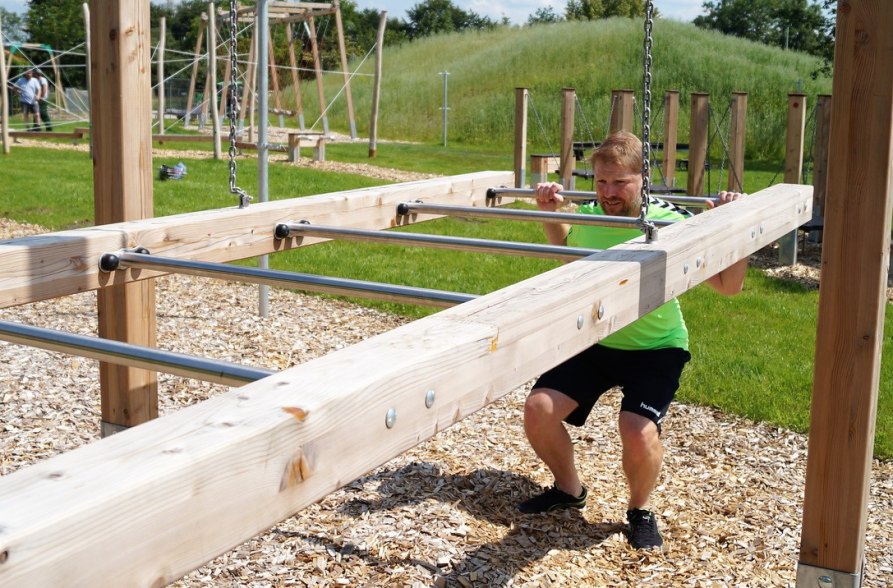 Kraftübung im Motorikpark Burghausen, © Stadt Burghausen